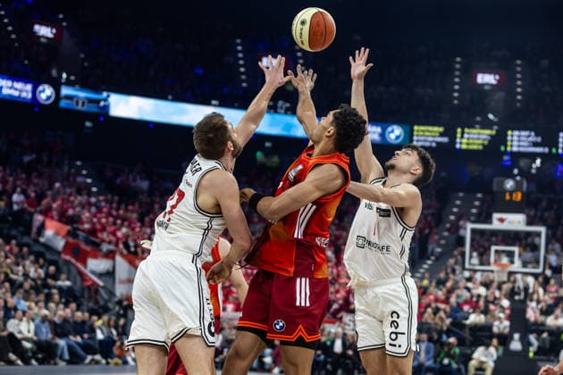 GER, BMW Top Four, Basketball BBL Pokal, Halbfinale, FC Bayern München Basketball - BMA365 Bamberg Baskets. 21.02.2026, SAP Garden, München, GER, BMW Top Four, Basketball BBL Pokal, Halbfinale, FC Bayern München Basketball - BMA365 Bamberg Baskets. Oscar da Silva (FC Bayern München Basketball 1), Moritz Krimmer (BMA365 Bamberg Baskets, 27) Foto Alexander Trienitz München SAP Garden Bayern Deutschland