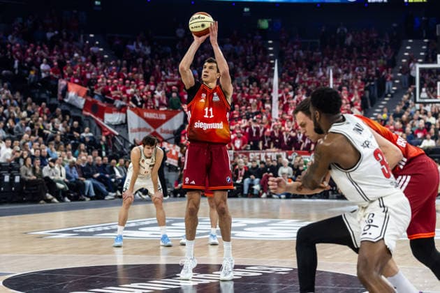 GER, BMW Top Four, Basketball BBL Pokal, Halbfinale, FC Bayern München Basketball - BMA365 Bamberg Baskets. 21.02.2026, SAP Garden, München, GER, BMW Top Four, Basketball BBL Pokal, Halbfinale, FC Bayern München Basketball - BMA365 Bamberg Baskets. Vladimir LuÄić Vladimir Lucic (FC Bayern München Basketball 11) bei einem Freiwurf Foto Alexander Trienitz München SAP Garden Bayern Deutschland