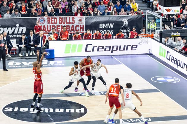GER, BMW Top Four, Basketball BBL Pokal, Halbfinale, FC Bayern München Basketball - BMA365 Bamberg Baskets. 21.02.2026, SAP Garden, München, GER, BMW Top Four, Basketball BBL Pokal, Halbfinale, FC Bayern München Basketball - BMA365 Bamberg Baskets. Isiaha Mike (FC Bayern München Basketball 22) bei einem Freiwurf Foto Alexander Trienitz München SAP Garden Bayern Deutschland