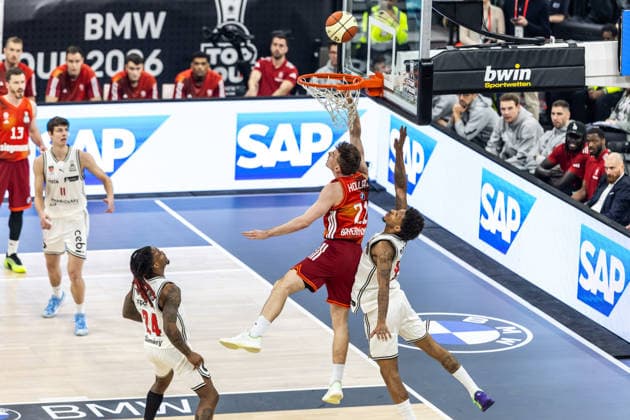 GER, BMW Top Four, Basketball BBL Pokal, Halbfinale, FC Bayern München Basketball - BMA365 Bamberg Baskets. 21.02.2026, SAP Garden, München, GER, BMW Top Four, Basketball BBL Pokal, Halbfinale, FC Bayern München Basketball - BMA365 Bamberg Baskets. Justus Hollatz (FC Bayern München Basketball 21), Demarcus Demonia (BMA365 Bamberg Baskets, 8) Foto Alexander Trienitz München SAP Garden Bayern Deutschland