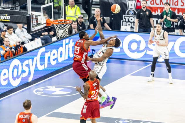 GER, BMW Top Four, Basketball BBL Pokal, Halbfinale, FC Bayern München Basketball - BMA365 Bamberg Baskets. 21.02.2026, SAP Garden, München, GER, BMW Top Four, Basketball BBL Pokal, Halbfinale, FC Bayern München Basketball - BMA365 Bamberg Baskets. Demarcus Demonia (BMA365 Bamberg Baskets, 8), David McCormack (FC Bayern München Basketball 33) Foto Alexander Trienitz München SAP Garden Bayern Deutschland