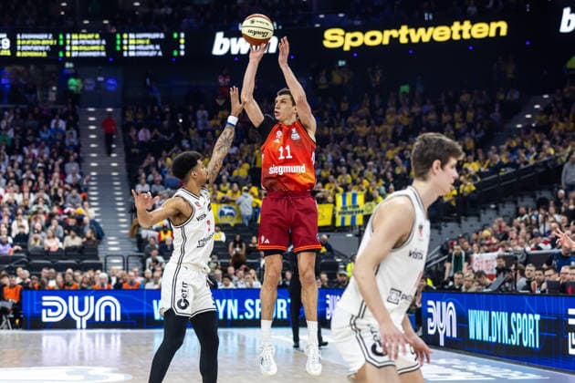 GER, BMW Top Four, Basketball BBL Pokal, Halbfinale, FC Bayern München Basketball - BMA365 Bamberg Baskets. 21.02.2026, SAP Garden, München, GER, BMW Top Four, Basketball BBL Pokal, Halbfinale, FC Bayern München Basketball - BMA365 Bamberg Baskets. Vladimir LuÄić Vladimir Lucic (FC Bayern München Basketball 11), Ibi Watson (BMA365 Bamberg Baskets, 2) Foto Alexander Trienitz München SAP Garden Bayern Deutschland