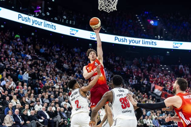 GER, BMW Top Four, Basketball BBL Pokal, Halbfinale, FC Bayern München Basketball - BMA365 Bamberg Baskets. 21.02.2026, SAP Garden, München, GER, BMW Top Four, Basketball BBL Pokal, Halbfinale, FC Bayern München Basketball - BMA365 Bamberg Baskets. Justinian Jessup (FC Bayern München Basketball 10), Ibi Watson (BMA365 Bamberg Baskets, 2), Ejiofor Onu (BMA365 Bamberg Baskets, 35) Foto Alexander Trienitz München SAP Garden Bayern Deutschland