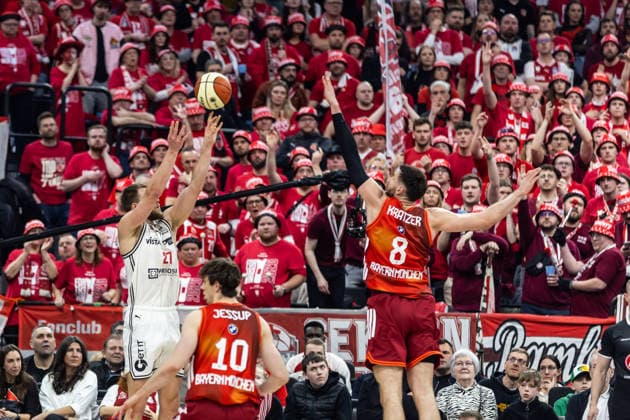 GER, BMW Top Four, Basketball BBL Pokal, Halbfinale, FC Bayern München Basketball - BMA365 Bamberg Baskets. 21.02.2026, SAP Garden, München, GER, BMW Top Four, Basketball BBL Pokal, Halbfinale, FC Bayern München Basketball - BMA365 Bamberg Baskets. Moritz Krimmer (BMA365 Bamberg Baskets, 27), Leon Kratzer (FC Bayern München Basketball 8) Foto Alexander Trienitz München SAP Garden Bayern Deutschland