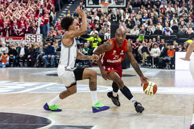 GER, BMW Top Four, Basketball BBL Pokal, Halbfinale, FC Bayern München Basketball - BMA365 Bamberg Baskets. 21.02.2026, SAP Garden, München, GER, BMW Top Four, Basketball BBL Pokal, Halbfinale, FC Bayern München Basketball - BMA365 Bamberg Baskets. Isiaha Mike (FC Bayern München Basketball 22), Demarcus Demonia (BMA365 Bamberg Baskets, 8) Foto Alexander Trienitz München SAP Garden Bayern Deutschland