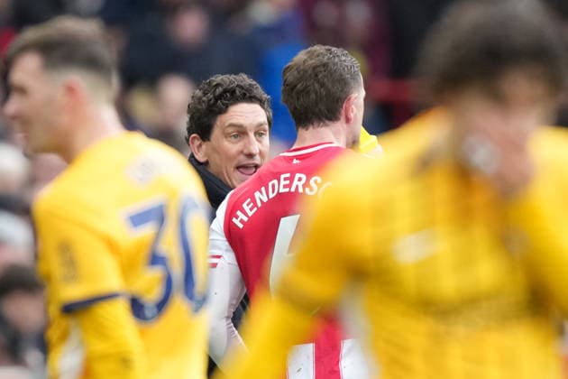 Brentford v Brighton and Hove Albion, Premier League, Football, Gtech Community Stadium, Brentford, London, UK - 21 Feb 2026 Keith Andrews manager of Brentford speaks with Jordan Henderson of Brentford during a break in play. London Gtech Community Stadium Brentford UK, UK NEWSPAPERS OUT Copyright: xSeanxRyanx