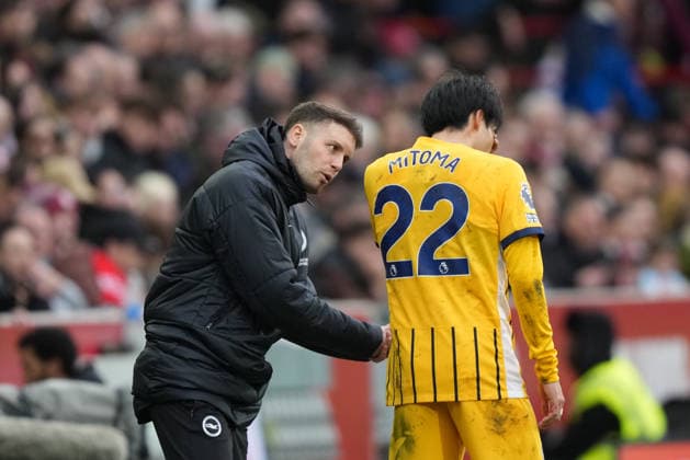 Brentford v Brighton and Hove Albion, Premier League, Football, Gtech Community Stadium, Brentford, London, UK - 21 Feb 2026 Fabian Hurzeler manager of Brighton speaks with Kaoru Mitoma of Brighton. London Gtech Community Stadium Brentford UK, UK NEWSPAPERS OUT Copyright: xSeanxRyanx