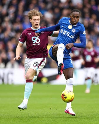 Chelsea v Burnley 21 February 2026, London - Premier League Football - Chelsea v Burnley - Zian Flemming of Burnley and Trevoh Chalobah of Chelsea - Photo: Jacques Feeney Offside. London UK Copyright: xJacquesxFeeneyx xOffsidexOffside