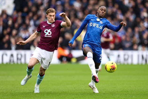 Chelsea v Burnley 21 February 2026, London - Premier League Football - Chelsea v Burnley - Zian Flemming of Burnley and Trevoh Chalobah of Chelsea - Photo: Jacques Feeney Offside. London UK Copyright: xJacquesxFeeneyx xOffsidexOffside