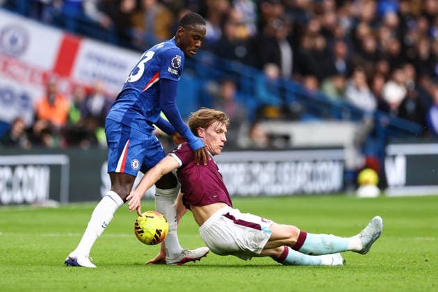 Chelsea v Burnley 21 February 2026, London - Premier League Football - Chelsea v Burnley - Trevoh Chalobah of Chelsea and Zian Flemming of Burnley - Photo: Jacques Feeney Offside. London UK Copyright: xJacquesxFeeneyx xOffsidexOffside
