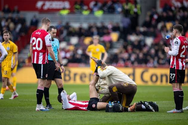 Aaron Hickey of Brentford receives treatment Brentford v Brighton and Hove Albion, Premier League, Football, Gtech Community Stadium, London, UK - 21 Feb 2026London Gtech Community Stadium United Kingdom EDITORIAL USE ONLY No use with unauthorised audio, video, data, fixture lists, club league logos or live services. Online in-match use limited to 120 images, no video emulation. No use in betting, games or single club league player publications. Copyright: xIanxTuttle Shutterstockx 16681480ba