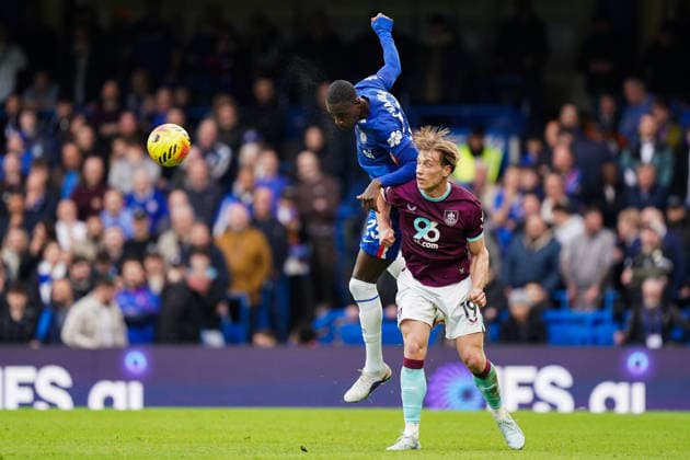 Chelsea v Burnley, Premier League Trevoh Chalobah of Chelsea and Zian Flemming of Burnley battling for the ball during the Chelsea v Burnley Premier League match at Stamford Bridge, London, England on 21 February 2026 Credit: Dylan Hepworth Every Second Media Editorial use only. All images are copyright Every Second Media Limited. No images may be reproduced without prior permission. All rights reserved. Premier League and Football League images are subject to licensing agreements with Football DataCo Limited. see https: www.football-dataco.com Copyright: xIMAGO EveryxSecondxMediax ESM-1812-0043 DylanxHepworthx xEveryxSecondxMediax