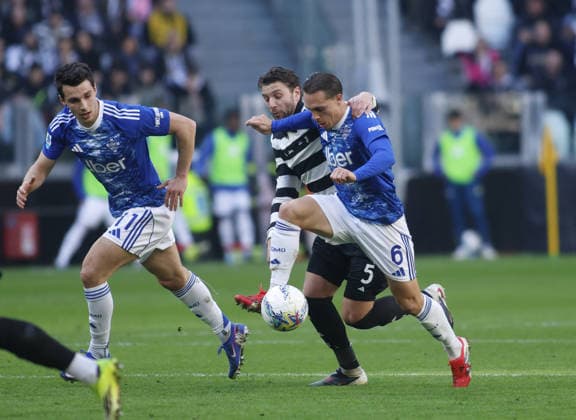CALCIO - Serie A - Juventus FC vs Como 1907 Maxence Caqueret of Como 1907 and Manuel Locatelli of Juventus FC during the Italian Serie A, 2025 2026 season, football match between Juventus FC and Como 1907 on 21 February 2026 at Allianz Stadium, Turin, Italy. Photo Nderim Kaceli Turin Italy  Copyright: xIPAxSport ABACAx