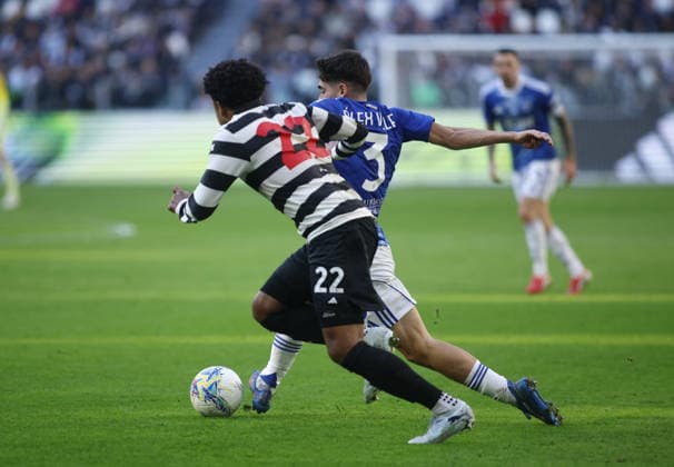 CALCIO - Serie A - Juventus FC vs Como 1907 Weston McKennie of Juventus FC and Alex Valle of Como 1907 during the Italian Serie A, 2025 2026 season, football match between Juventus FC and Como 1907 on 21 February 2026 at Allianz Stadium, Turin, Italy. Photo Nderim Kaceli Turin Italy  Copyright: xIPAxSport ABACAx