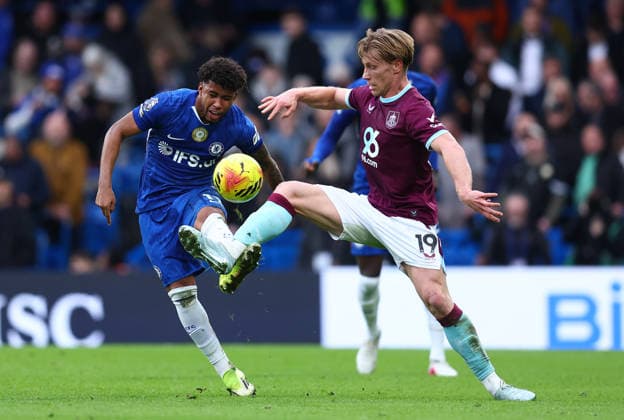 London, England, 21st February 2026. Andrey Santos of Chelsea and Zian Flemming of Burnley challenge for the ball during the Chelsea vs Burnley Premier League match at Stamford Bridge, London. Picture credit should read: Paul Terry Sportimage EDITORIAL USE ONLY. No use with unauthorised audio, video, data, fixture lists, club league logos or live services. Online in-match use limited to 120 images, no video emulation. No use in betting, games or single club league player publications. SPI_015_PT_Chelsea_Burnley SPI-4541-0015