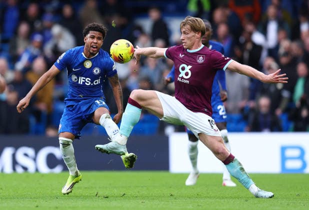 London, England, 21st February 2026. Andrey Santos of Chelsea and Zian Flemming of Burnley challenge for the ball during the Chelsea vs Burnley Premier League match at Stamford Bridge, London. Picture credit should read: Paul Terry Sportimage EDITORIAL USE ONLY. No use with unauthorised audio, video, data, fixture lists, club league logos or live services. Online in-match use limited to 120 images, no video emulation. No use in betting, games or single club league player publications. SPI_016_PT_Chelsea_Burnley SPI-4541-0016