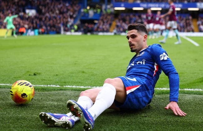 London, England, 21st February 2026. Pedro Neto of Chelsea slides as he attempts to keep the ball in play during the Chelsea vs Burnley Premier League match at Stamford Bridge, London. Picture credit should read: Paul Terry Sportimage EDITORIAL USE ONLY. No use with unauthorised audio, video, data, fixture lists, club league logos or live services. Online in-match use limited to 120 images, no video emulation. No use in betting, games or single club league player publications. SPI_020_PT_Chelsea_Burnley SPI-4541-0020
