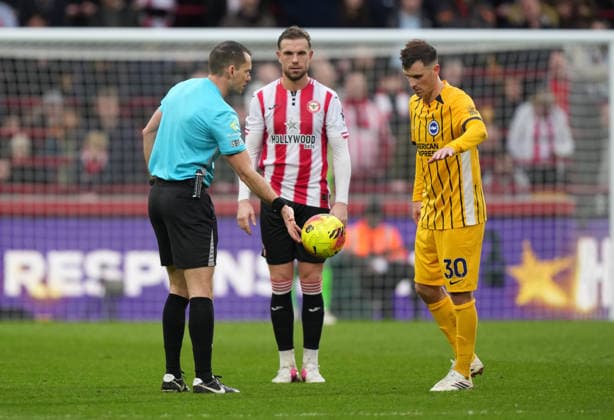 Brentford v Brighton and Hove Albion, Premier League, Football, Gtech Community Stadium, Brentford, London, UK - 21 Feb 2026 Referee Jarred Gillett with a drop ball between Jordan Henderson of Brentford and Pascal Gross of Brighton. London Gtech Community Stadium Brentford UK, UK NEWSPAPERS OUT Copyright: xSeanxRyanx