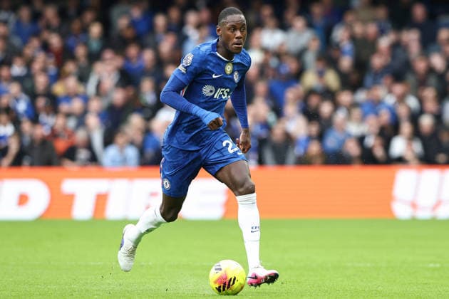 21st February 2026; Stamford Bridge, Chelsea, London, England: Premier League Football, Chelsea versus Burnley; Trevoh Chalobah of Chelsea on the ball  IanxStephen Content restricted for UK based newspaper