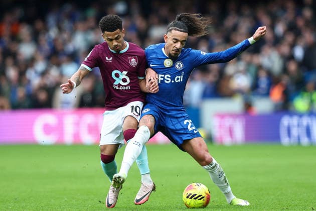 21st February 2026; Stamford Bridge, Chelsea, London, England: Premier League Football, Chelsea versus Burnley; Marcus Edwards of Burnley challenges Malo Gusto of Chelsea  IanxStephen Content restricted for UK based newspaper