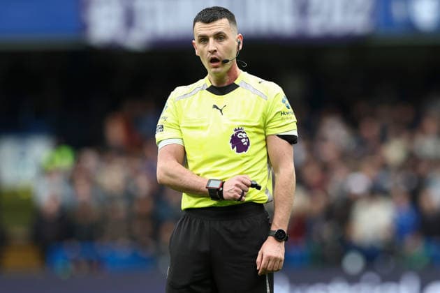 21st February 2026; Stamford Bridge, Chelsea, London, England: Premier League Football, Chelsea versus Burnley; Referee Lewis Smith  IanxStephen Content restricted for UK based newspaper