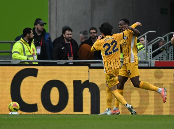 21st February 2026; Gtech Community Stadium, Brentford, London, England; Premier League Football, Brentford versus Brighton and Hove Albion; Danny Welbeck celebrates with Kaoru Mitoma of Brighton on scoring in 45th minute for 0-2  SimonxWest Content restricted for UK based newspaper