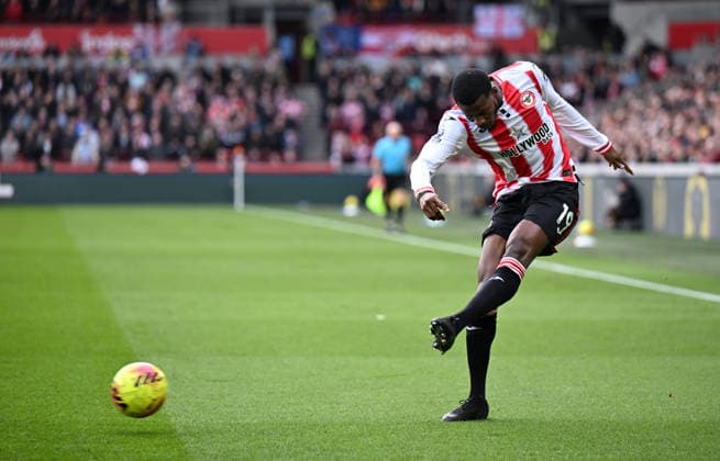 21st February 2026; Gtech Community Stadium, Brentford, London, England; Premier League Football, Brentford versus Brighton and Hove Albion; Dango Ouattara of Brentford crosses the ball  SimonxWest Content restricted for UK based newspaper