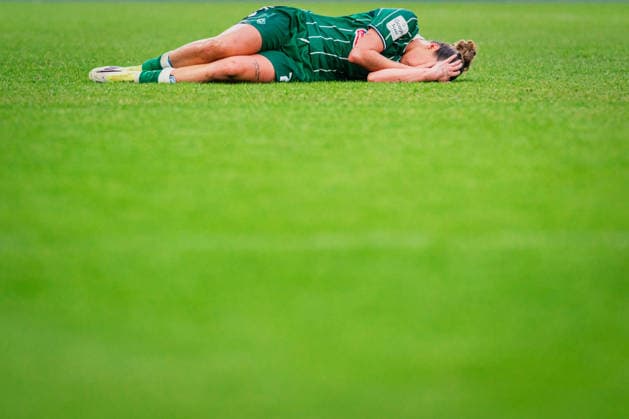 Google Pixel Frauen-Bundesliga: Hamburger SV vs. SV Werder Bremen, 21.02.2026 Larissa Mühlhaus (SV Werder Bremen, 7) liegt am Boden; Fußball, Google Pixel Frauen-Bundesliga, 19. Spieltag: Hamburger SV vs. SV Werder Bremen am 21.02.2026 im Volksparkstadion, Hamburg DFB REGULATIONS PROHIBIT ANY USE OF PHOTOGRAPHS AS IMAGE SEQUENCES AND OR QUASI-VIDEO. Copyright: xBEAUTIFULxSPORTS Tonhäuserx