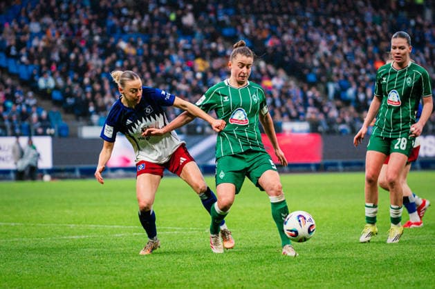 Google Pixel Frauen-Bundesliga: Hamburger SV vs. SV Werder Bremen, 21.02.2026 Sophie Hillebrand (Hamburger SV, 22) gegen Michelle Ulbrich (SV Werder Bremen, 5); Fußball, Google Pixel Frauen-Bundesliga, 19. Spieltag: Hamburger SV vs. SV Werder Bremen am 21.02.2026 im Volksparkstadion, Hamburg DFB REGULATIONS PROHIBIT ANY USE OF PHOTOGRAPHS AS IMAGE SEQUENCES AND OR QUASI-VIDEO. Copyright: xBEAUTIFULxSPORTS Tonhäuserx
