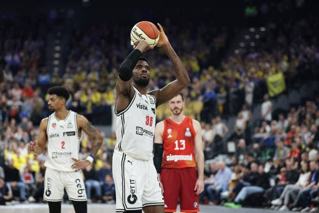 Ejiofor Onu (BMA365 Bamberg Baskets, 35), GER, FC Bayern Basketball vs. BMA365 Bamberg Baskets, Basketball, BBL Pokal, BMW TOP FOUR, Halbfinale, Saison 2025 2026, 21.02.2026, GER, FC Bayern Basketball vs. BMA365 Bamberg Baskets, Basketball, BBL Pokal, BMW TOP FOUR, Halbfinale, Saison 2025 2026, 21.02.2026 Muenchen Copyright: xEibner-Pressefoto JennixMaulx EP_JML