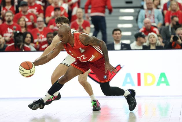 Zachary Ensminger (BMA365 Bamberg Baskets, 01) mit Isiaha Mike (FC Bayern Basketball, 22), GER, FC Bayern Basketball vs. BMA365 Bamberg Baskets, Basketball, BBL Pokal, BMW TOP FOUR, Halbfinale, Saison 2025 2026, 21.02.2026, GER, FC Bayern Basketball vs. BMA365 Bamberg Baskets, Basketball, BBL Pokal, BMW TOP FOUR, Halbfinale, Saison 2025 2026, 21.02.2026 Muenchen Copyright: xEibner-Pressefoto JennixMaulx EP_JML