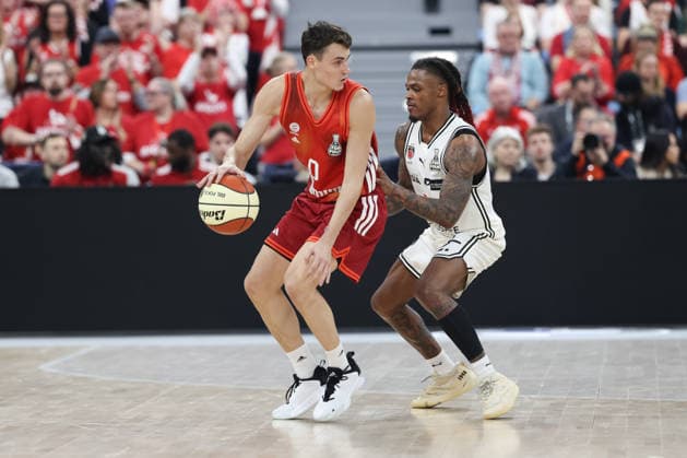 Nenad Dimitrijevic (FC Bayern Basketball, 00) mit Cobe Williams (BMA365 Bamberg Baskets, 24), GER, FC Bayern Basketball vs. BMA365 Bamberg Baskets, Basketball, BBL Pokal, BMW TOP FOUR, Halbfinale, Saison 2025 2026, 21.02.2026, GER, FC Bayern Basketball vs. BMA365 Bamberg Baskets, Basketball, BBL Pokal, BMW TOP FOUR, Halbfinale, Saison 2025 2026, 21.02.2026 Muenchen Copyright: xEibner-Pressefoto JennixMaulx EP_JML
