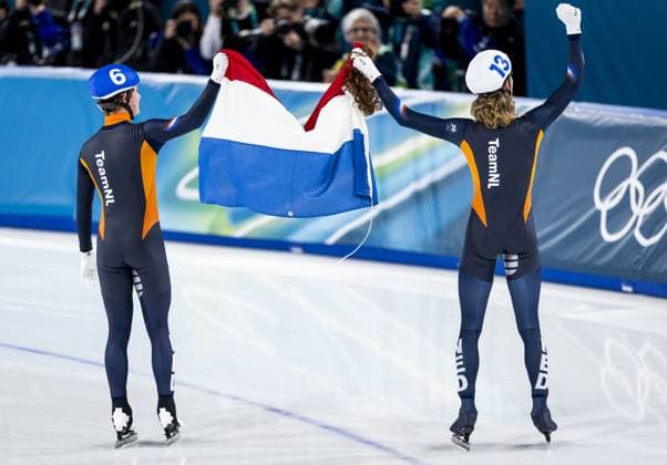 MILAN - Jorrit Bergsma celebrates his gold medal with Stijn van de Bunt after winning the mass start final at the Milan Ice Park during the Winter Olympics in Milan and Cortina d Ampezzo. ROBIN VAN LONKHUIJSEN ANP xVIxANPxSportx xxANPxIVx 551372177 originalFilename: 551372177.jpg