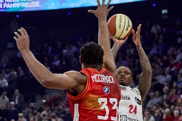 Deutsche Basketball BBL Pokal, FC Bayern München Basketball vs BMA365 Bamberg BASKETS, München FC Bayern Basketball, Bamberg Baskets MBA365, 2026-02-21 in München (SAP Garden) Williams Cobe (BMA365 Bamberg BASKETS Point Guard (PG) Nr24-BAM24), KODJOE Nicolas Neruda (FC Bayern Basketball Small Forward (SF) Nr35-FCBB35) sportworld München SAP Garden Bayern Deutschland