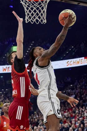 Deutsche Basketball BBL Pokal, FC Bayern München Basketball vs BMA365 Bamberg BASKETS, München FC Bayern Basketball, Bamberg Baskets MBA365, 2026-02-21 in München (SAP Garden) Williams Cobe (BMA365 Bamberg BASKETS Point Guard (PG) Nr24-BAM24), LUCIC Vladimir (FC Bayern Basketball Small Forward (SF) Nr11-FCBB11) sportworld München SAP Garden Bayern Deutschland