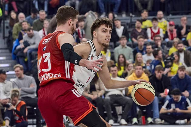 Deutsche Basketball BBL Pokal, FC Bayern München Basketball vs BMA365 Bamberg BASKETS, München FC Bayern Basketball, Bamberg Baskets MBA365, 2026-02-21 in München (SAP Garden) ENSMINGER Zachary (BMA365 Bamberg BASKETS Point Guard (PG) Nr1-BAM1), JOVIC Stefan (FC Bayern Basketball Point Guard (PG) Nr16-FCBB16) sportworld München SAP Garden Bayern Deutschland
