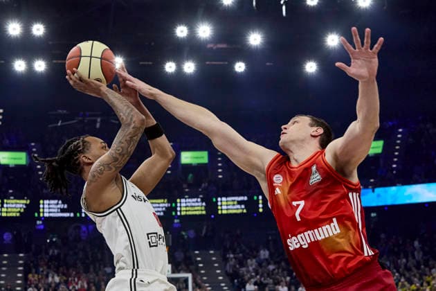 Deutsche Basketball BBL Pokal, FC Bayern München Basketball vs BMA365 Bamberg BASKETS, München FC Bayern Basketball, Bamberg Baskets MBA365, 2026-02-21 in München (SAP Garden) CROWLEY Austin (BMA365 Bamberg BASKETS Shooting Guard (SG) Nr85-BAM85), VOIGTMANN Johannes (FC Bayern Basketball Center (C) Nr7-FCBB7) sportworld München SAP Garden Bayern Deutschland