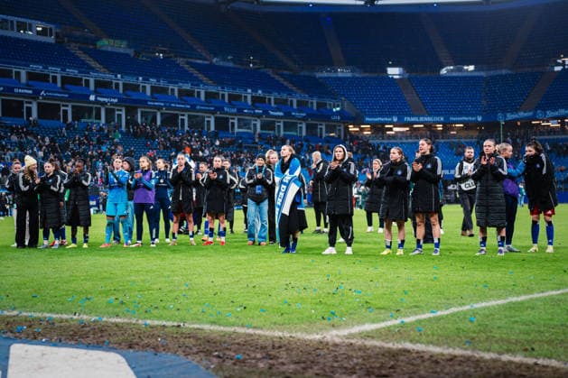 Google Pixel Frauen-Bundesliga: Hamburger SV vs. SV Werder Bremen, 21.02.2026 Hamburger SV feiert mit seinen Fans und hüpft; Fußball, Google Pixel Frauen-Bundesliga, 19. Spieltag: Hamburger SV vs. SV Werder Bremen am 21.02.2026 im Volksparkstadion, Hamburg DFB REGULATIONS PROHIBIT ANY USE OF PHOTOGRAPHS AS IMAGE SEQUENCES AND OR QUASI-VIDEO. Copyright: xBEAUTIFULxSPORTS Tonhäuserx