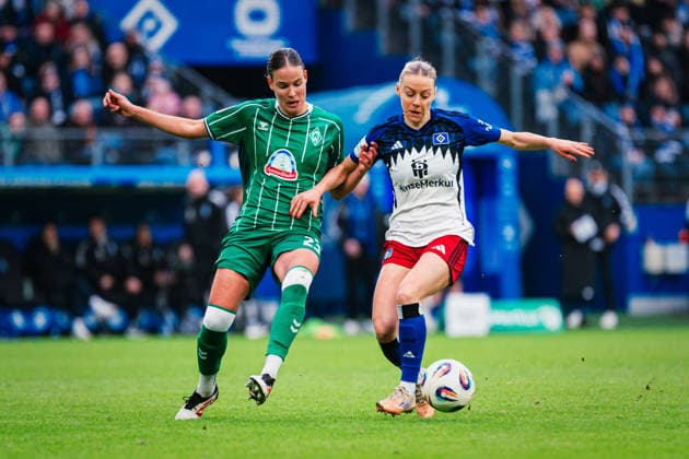 Google Pixel Frauen-Bundesliga: Hamburger SV vs. SV Werder Bremen, 21.02.2026 Hanna Németh (SV Werder Bremen, 23) gegen Sophie Hillebrand (Hamburger SV, 22); Fußball, Google Pixel Frauen-Bundesliga, 19. Spieltag: Hamburger SV vs. SV Werder Bremen am 21.02.2026 im Volksparkstadion, Hamburg DFB REGULATIONS PROHIBIT ANY USE OF PHOTOGRAPHS AS IMAGE SEQUENCES AND OR QUASI-VIDEO. Copyright: xBEAUTIFULxSPORTS Tonhäuserx