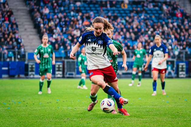 Google Pixel Frauen-Bundesliga: Hamburger SV vs. SV Werder Bremen, 21.02.2026 Melanie Brunnthaler (Hamburger SV, 11) am Ball; Fußball, Google Pixel Frauen-Bundesliga, 19. Spieltag: Hamburger SV vs. SV Werder Bremen am 21.02.2026 im Volksparkstadion, Hamburg DFB REGULATIONS PROHIBIT ANY USE OF PHOTOGRAPHS AS IMAGE SEQUENCES AND OR QUASI-VIDEO. Copyright: xBEAUTIFULxSPORTS Tonhäuserx