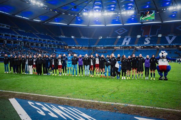 Google Pixel Frauen-Bundesliga: Hamburger SV vs. SV Werder Bremen, 21.02.2026 Hamburger SV feiert mit seinen Fans und hüpft; Fußball, Google Pixel Frauen-Bundesliga, 19. Spieltag: Hamburger SV vs. SV Werder Bremen am 21.02.2026 im Volksparkstadion, Hamburg DFB REGULATIONS PROHIBIT ANY USE OF PHOTOGRAPHS AS IMAGE SEQUENCES AND OR QUASI-VIDEO. Copyright: xBEAUTIFULxSPORTS Tonhäuserx