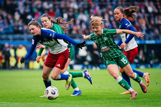 Google Pixel Frauen-Bundesliga: Hamburger SV vs. SV Werder Bremen, 21.02.2026 Lotta Wrede (Hamburger SV, 32) geht vorbei an Michelle Weiß (SV Werder Bremen, 15); Fußball, Google Pixel Frauen-Bundesliga, 19. Spieltag: Hamburger SV vs. SV Werder Bremen am 21.02.2026 im Volksparkstadion, Hamburg DFB REGULATIONS PROHIBIT ANY USE OF PHOTOGRAPHS AS IMAGE SEQUENCES AND OR QUASI-VIDEO. Copyright: xBEAUTIFULxSPORTS Tonhäuserx