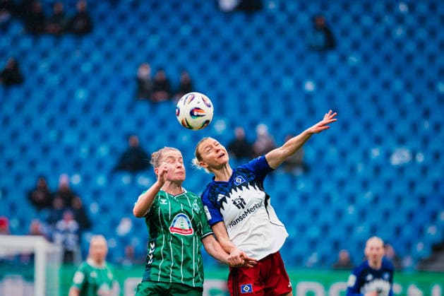 Google Pixel Frauen-Bundesliga: Hamburger SV vs. SV Werder Bremen, 21.02.2026 Sophie Hillebrand (Hamburger SV, 22) und Michelle Ulbrich (SV Werder Bremen, 5) im Kopfballduell; Fußball, Google Pixel Frauen-Bundesliga, 19. Spieltag: Hamburger SV vs. SV Werder Bremen am 21.02.2026 im Volksparkstadion, Hamburg DFB REGULATIONS PROHIBIT ANY USE OF PHOTOGRAPHS AS IMAGE SEQUENCES AND OR QUASI-VIDEO. Copyright: xBEAUTIFULxSPORTS Tonhäuserx