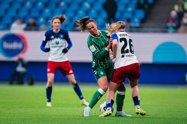 Google Pixel Frauen-Bundesliga: Hamburger SV vs. SV Werder Bremen, 21.02.2026 Maja Sternad (SV Werder Bremen, 11) gegen Jonna Wrede (Hamburger SV, 26); Fußball, Google Pixel Frauen-Bundesliga, 19. Spieltag: Hamburger SV vs. SV Werder Bremen am 21.02.2026 im Volksparkstadion, Hamburg DFB REGULATIONS PROHIBIT ANY USE OF PHOTOGRAPHS AS IMAGE SEQUENCES AND OR QUASI-VIDEO. Copyright: xBEAUTIFULxSPORTS Tonhäuserx