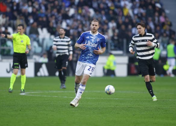 Ivan Smolcic of Como 1907 during the Italian Serie A, 2025 2026 season, football match between Juventus FC and Como 1907 on 21 February 2026 at Allianz Stadium, Turin, Italy. Photo Nderim Kaceli  Copyright: xNderimxKaceli IPAxSportx xipa-agency.netx xx IPA_71822821 IPA_Agency_IPA71822821