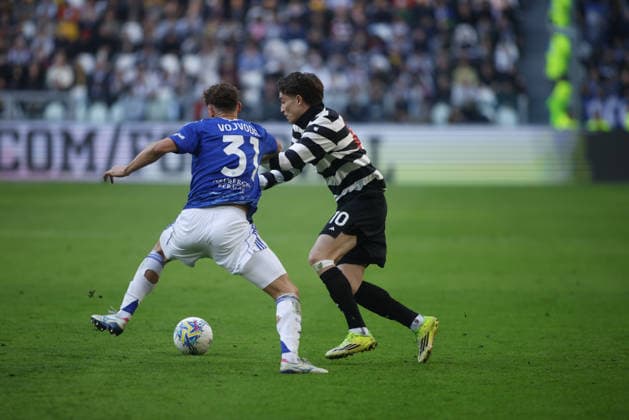Kenan Yildiz of Juventus FC and Mergim Vojvoda of Como 1907 during the Italian Serie A, 2025 2026 season, football match between Juventus FC and Como 1907 on 21 February 2026 at Allianz Stadium, Turin, Italy. Photo Nderim Kaceli  Copyright: xNderimxKaceli IPAxSportx xipa-agency.netx xx IPA_71822832 IPA_Agency_IPA71822832