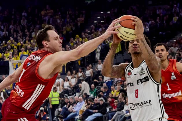 Deutsche Basketball BBL Pokal, FC Bayern München Basketball vs BMA365 Bamberg BASKETS, München FC Bayern Basketball, Bamberg Baskets MBA365, 2026-02-21 in München (SAP Garden) DEMONIA Demarcus (BMA365 Bamberg BASKETS Power Forward (PF) Nr8-BAM8), KRATZER Leon (FC Bayern Basketball Center (C) Nr8-FCBB8) sportworld München SAP Garden Bayern Deutschland