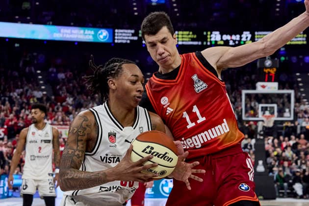 Deutsche Basketball BBL Pokal, FC Bayern München Basketball vs BMA365 Bamberg BASKETS, München FC Bayern Basketball, Bamberg Baskets MBA365, 2026-02-21 in München (SAP Garden) CROWLEY Austin (BMA365 Bamberg BASKETS Shooting Guard (SG) Nr85-BAM85), LUCIC Vladimir (FC Bayern Basketball Small Forward (SF) Nr11-FCBB11) sportworld München SAP Garden Bayern Deutschland