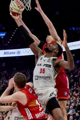 Deutsche Basketball BBL Pokal, FC Bayern München Basketball vs BMA365 Bamberg BASKETS, München FC Bayern Basketball, Bamberg Baskets MBA365, 2026-02-21 in München (SAP Garden) ONU Ejiofor (BMA365 Bamberg BASKETS Center (C) Nr35-BAM35), LUCIC Vladimir (FC Bayern Basketball Small Forward (SF) Nr11-FCBB11), JOVIC Stefan (FC Bayern Basketball Point Guard (PG) Nr16-FCBB16) sportworld München SAP Garden Bayern Deutschland
