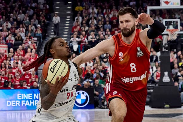Deutsche Basketball BBL Pokal, FC Bayern München Basketball vs BMA365 Bamberg BASKETS, München FC Bayern Basketball, Bamberg Baskets MBA365, 2026-02-21 in München (SAP Garden) WILLIAMS Cobe (BMA365 Bamberg BASKETS Point Guard (PG) Nr24-BAM24), KRATZER Leon (FC Bayern Basketball Center (C) Nr8-FCBB8) sportworld München SAP Garden Bayern Deutschland